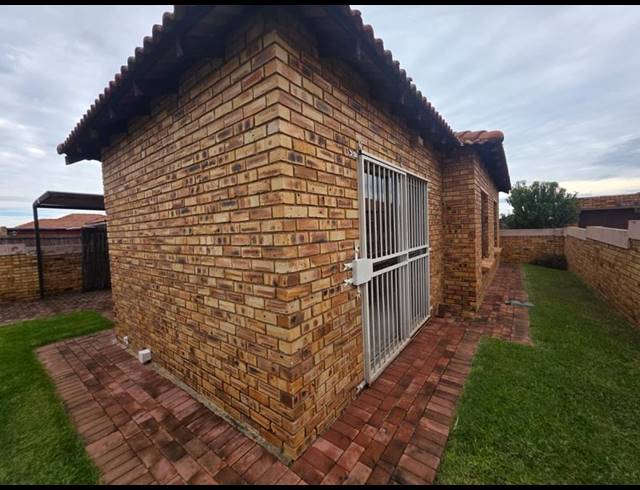 3 BEDROOM TOWNHOUSE FOR SALE IN GREENHILLS